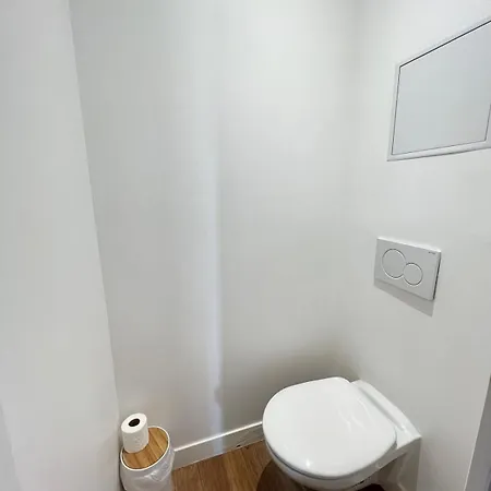 Beautiful 3 Bedrooms In *